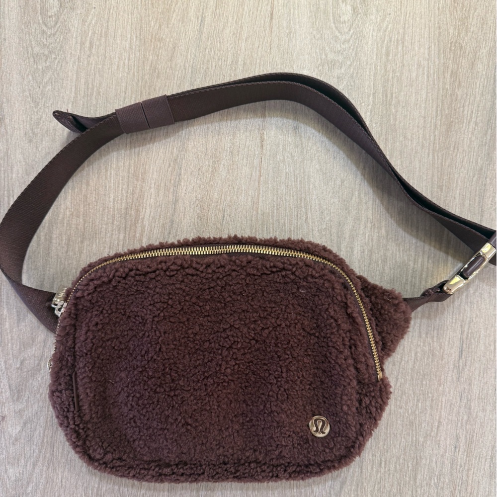 Lululemon Everywhere Belt Bag Crossbody in cozy brown sherpa material travel - Picture 5 of 10
